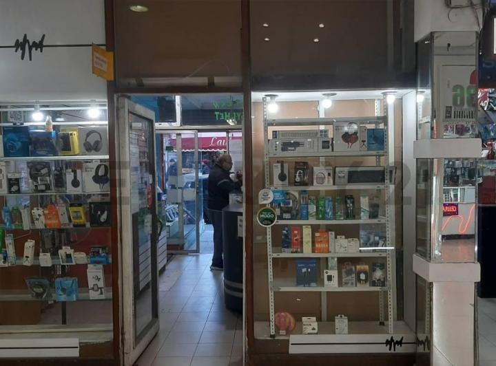 Foto de VENTA LOCAL COMERCIAL- LINIERS - CON DEPOSITO, imagen 2