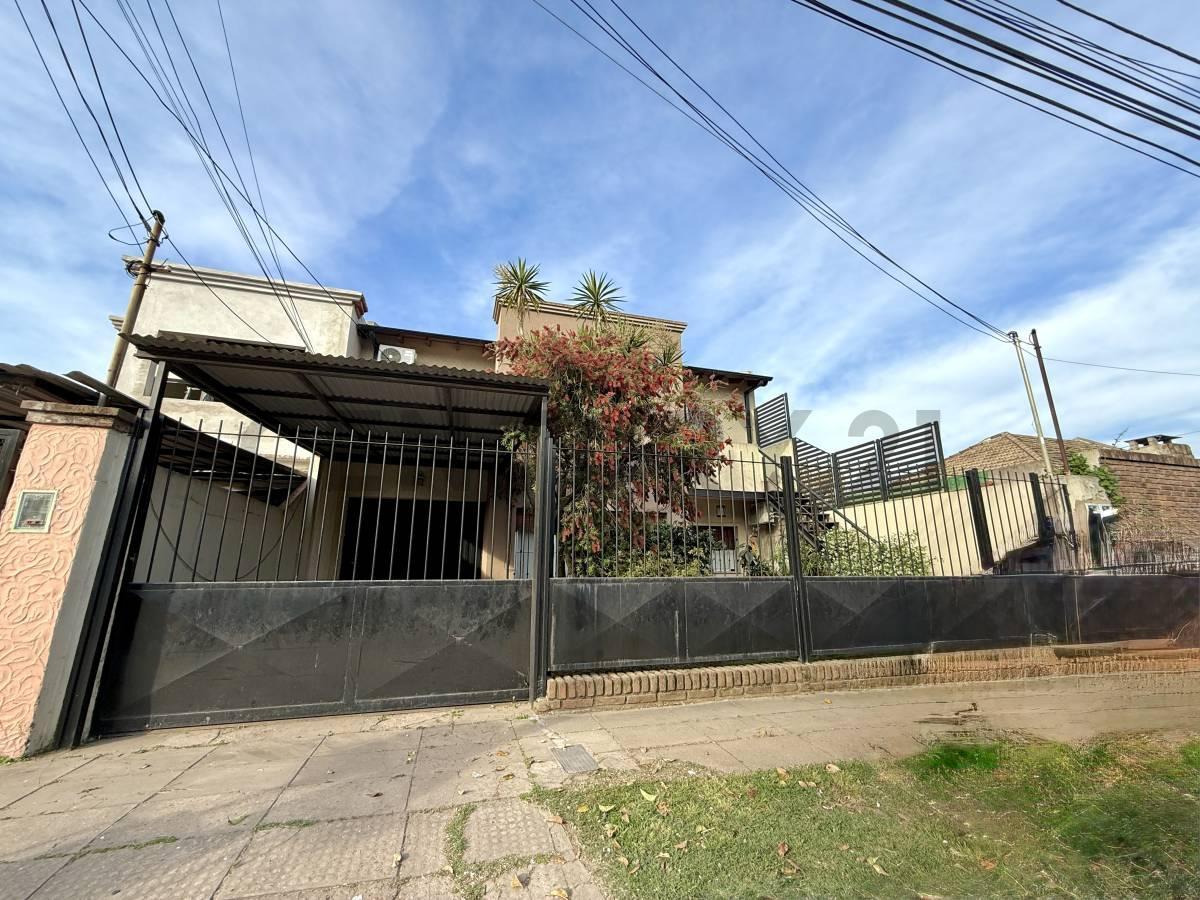 VENTA CASA 4 AMBIENTES CON PISCINA + 2 MONOAMBIENTES EN ITUZAINGO