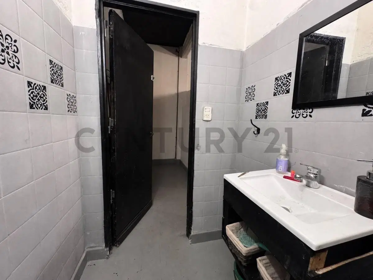 Venta local comercial con oficina y galpon cochera en Hurlingham 2