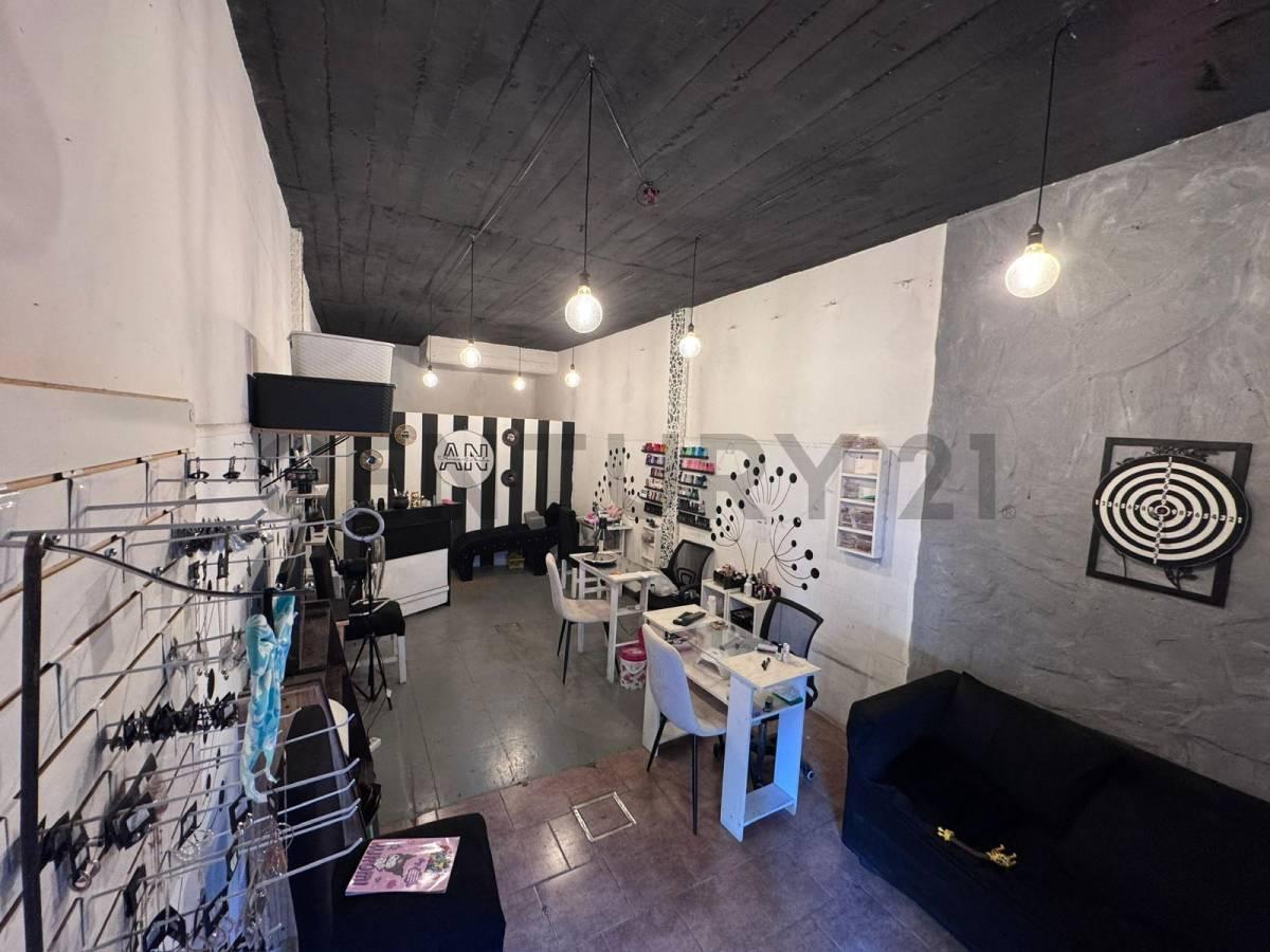 Venta local comercial con oficina y galpon cochera en Hurlingham