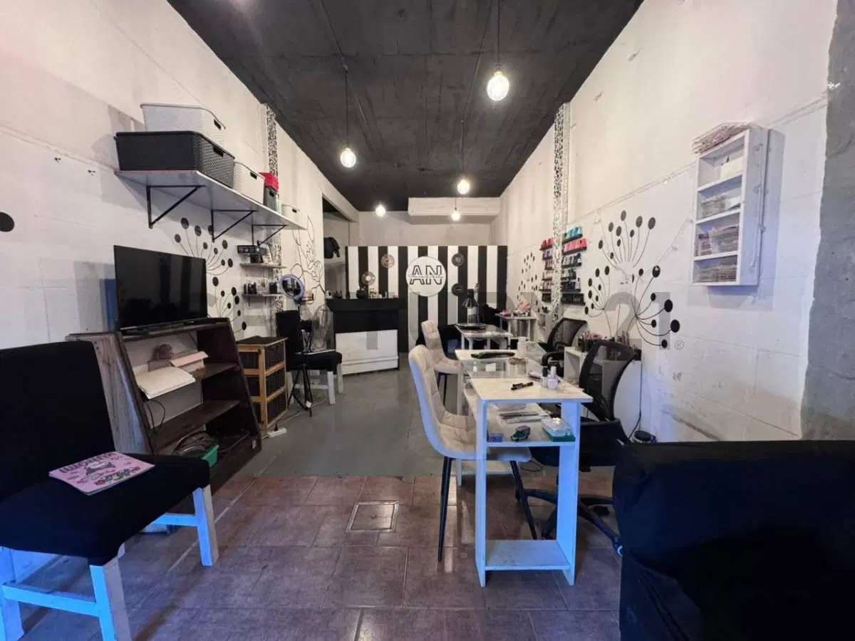 Venta local comercial con oficina y galpon cochera en Hurlingham 5
