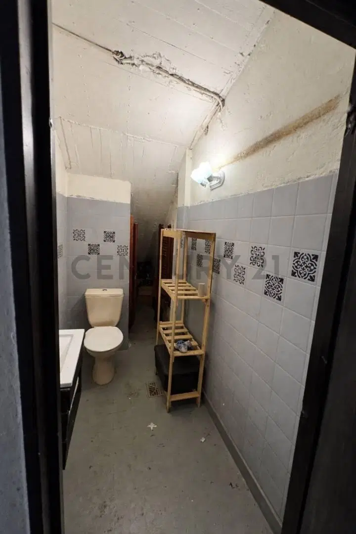 Venta local comercial con oficina y galpon cochera en Hurlingham 3