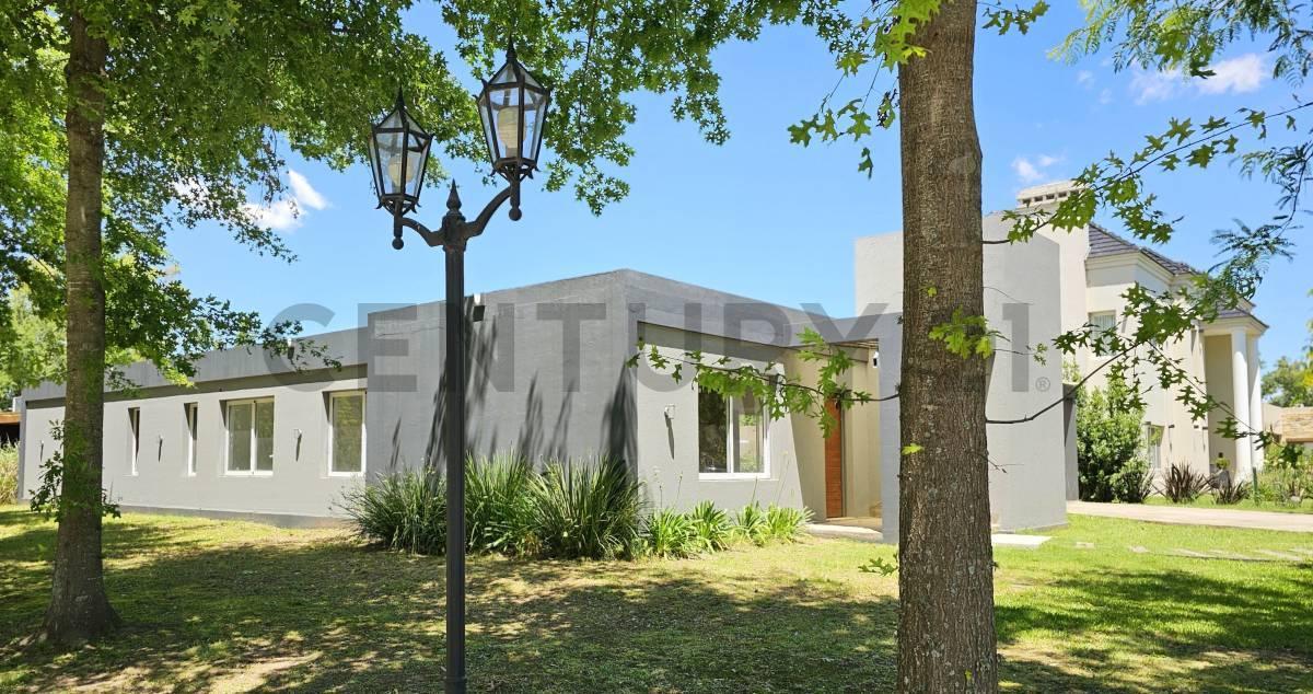 Venta Casa en barrio cerrado La Cesarina de 4 ambientes
