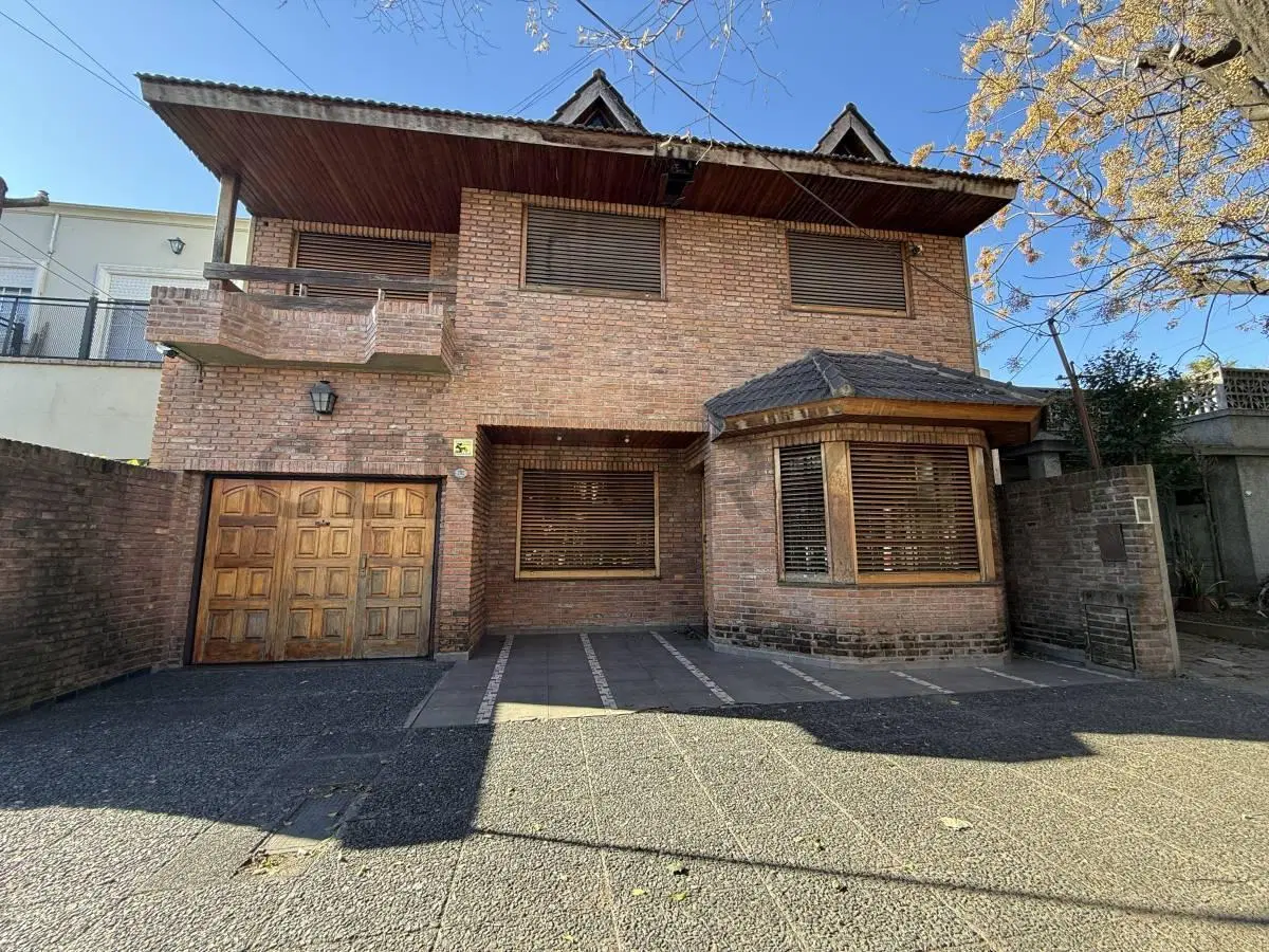 VENTA CASA MORÓN 6 AMBIENTES CON QUINCHO Y COCHERA 8