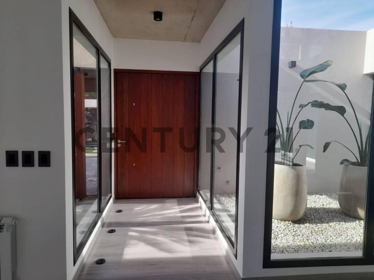 Foto de VENTA CASA CASCO DE ÁLVAREZ MORENO 4 AMBIENTES EN BARRIO CERRADO, imagen 2