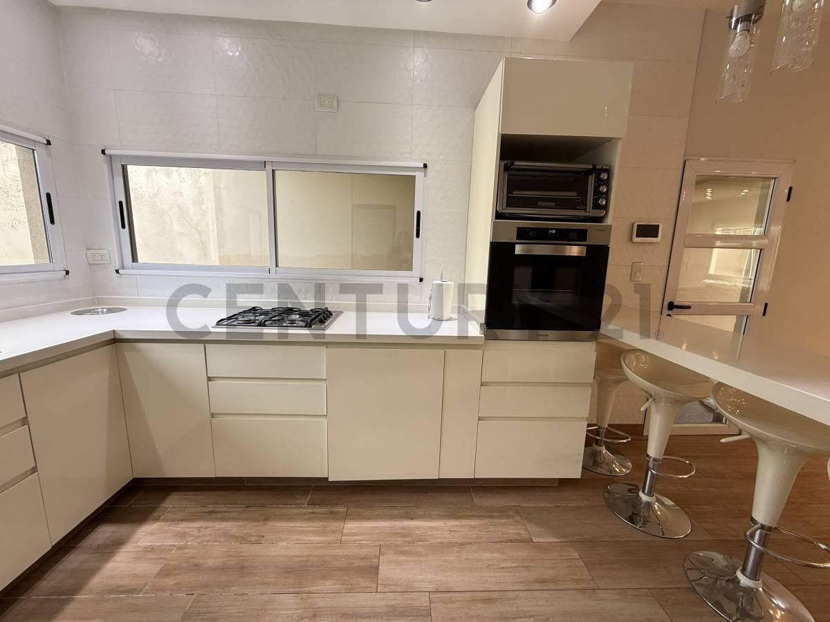Foto de Casa en venta de 5 ambientes con 4 baños, quincho y garaje pasante, imagen 3
