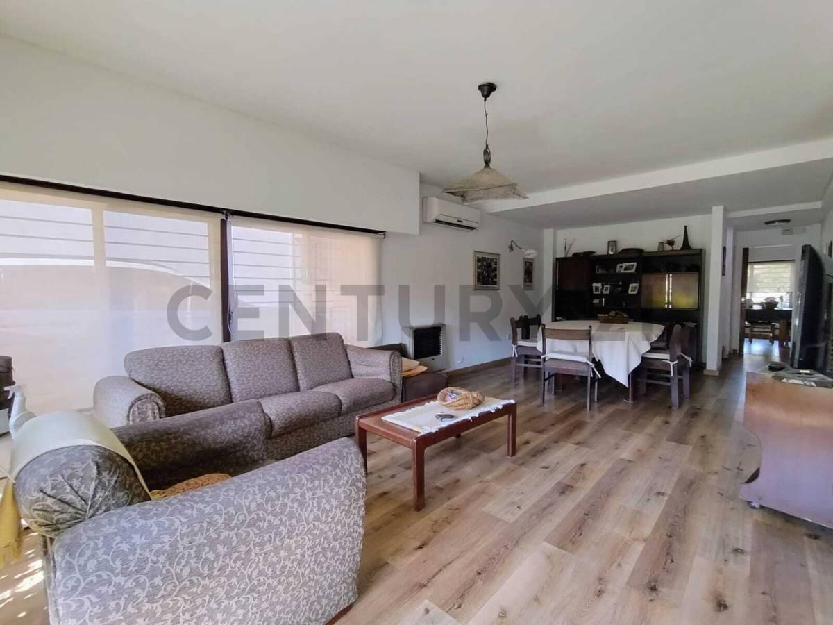 Foto de VENTA CASA en CASTELAR 4 AMBIENTES - PILETA PARQUE y QUINCHO- APTA, imagen 3