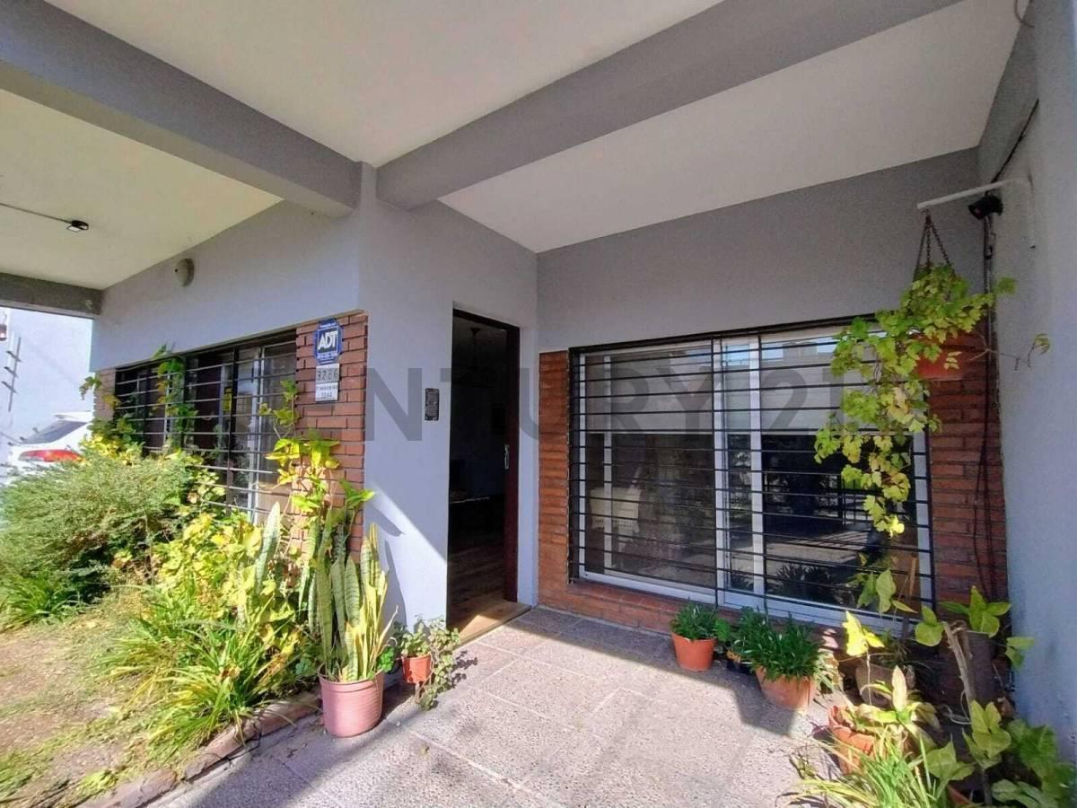 Foto de VENTA CASA en CASTELAR 4 AMBIENTES - PILETA PARQUE y QUINCHO- APTA, imagen 1