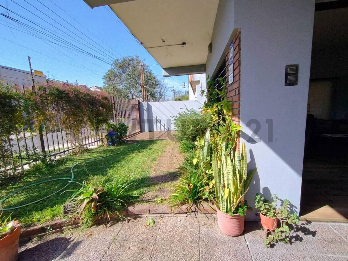 Foto de VENTA CASA en CASTELAR 4 AMBIENTES - PILETA PARQUE y QUINCHO- APTA, imagen 2