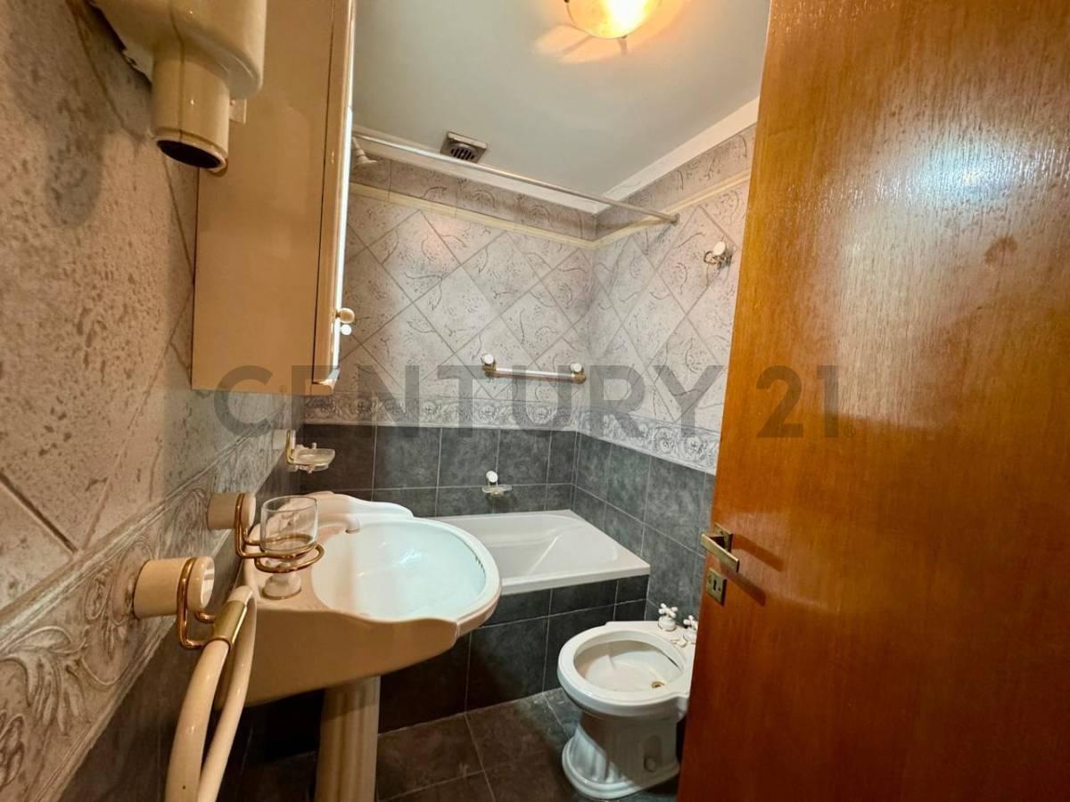 Foto de Venta casa/chalet 4 ambientes con quincho + parque en Castelar Norte, imagen 2