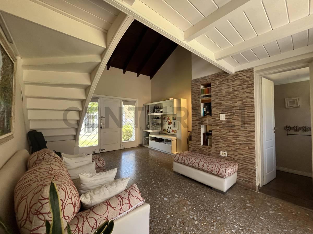 Foto de VENTA DE CASA EN CASTELAR, 5 AMBIENTES Y 3 BAÑOS, imagen 3
