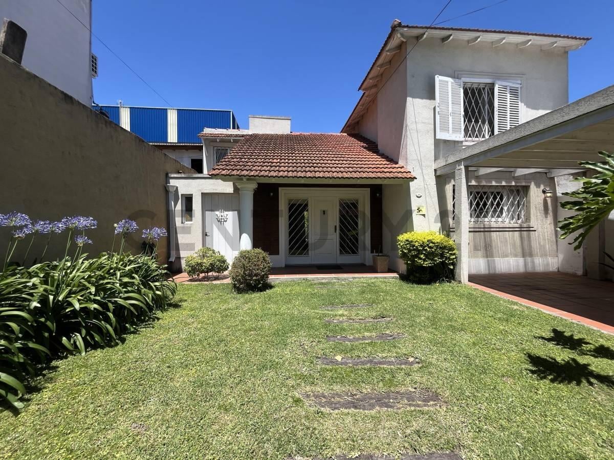 Foto de VENTA DE CASA EN CASTELAR, 5 AMBIENTES Y 3 BAÑOS, imagen 4