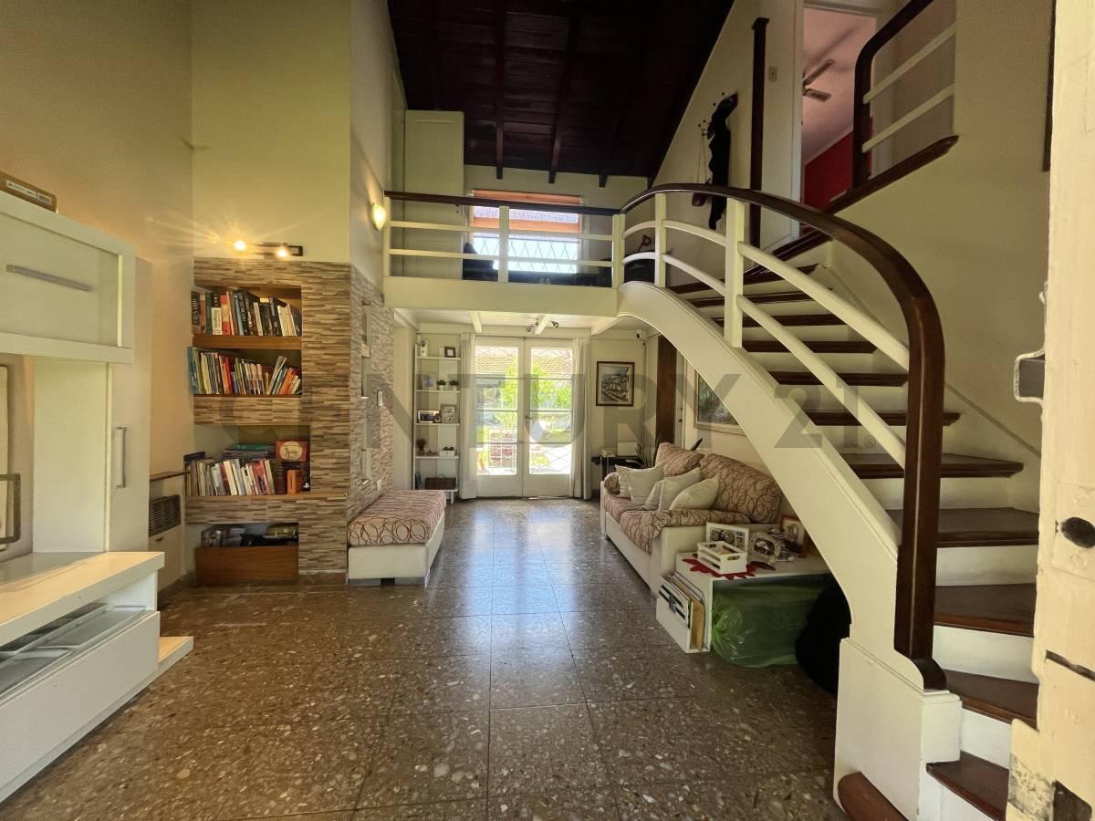 Foto de VENTA DE CASA EN CASTELAR, 5 AMBIENTES Y 3 BAÑOS, imagen 1