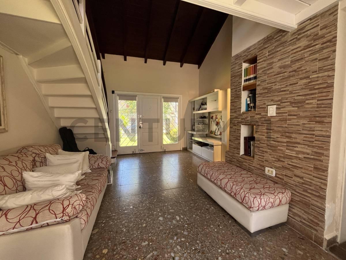 Foto de VENTA DE CASA EN CASTELAR, 5 AMBIENTES Y 3 BAÑOS, imagen 2