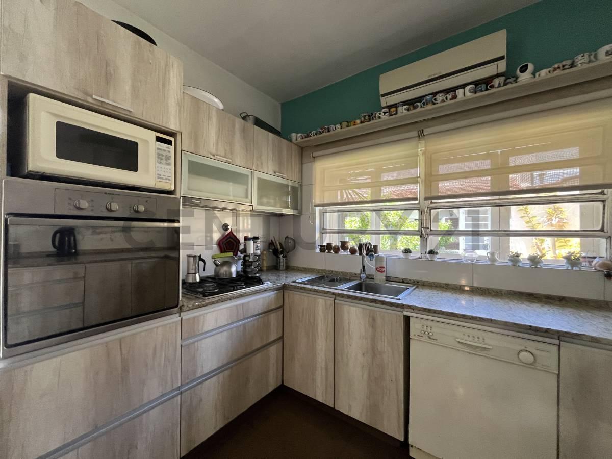 Foto de VENTA DE CASA EN CASTELAR, 5 AMBIENTES Y 3 BAÑOS, imagen 5