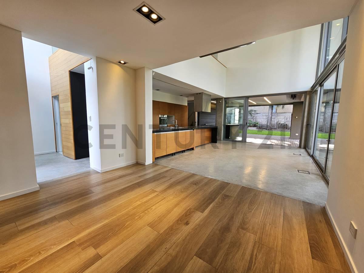 Foto de Casa 5 ambientes con parque y pileta- Ituzaingo Norte, imagen 1