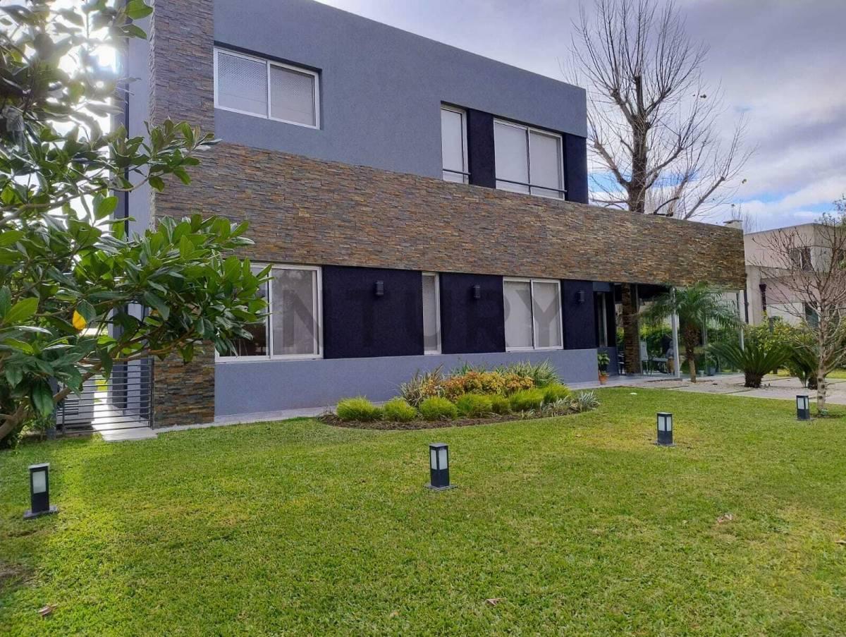 Foto de VENTA CASA CASCO DE ALVAREZ- 4 AMBIENTES- PARQUE -PILETA, imagen 4