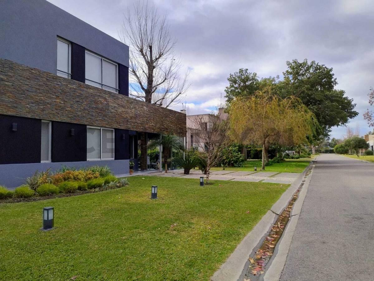Foto de VENTA CASA CASCO DE ALVAREZ- 4 AMBIENTES- PARQUE -PILETA, imagen 1