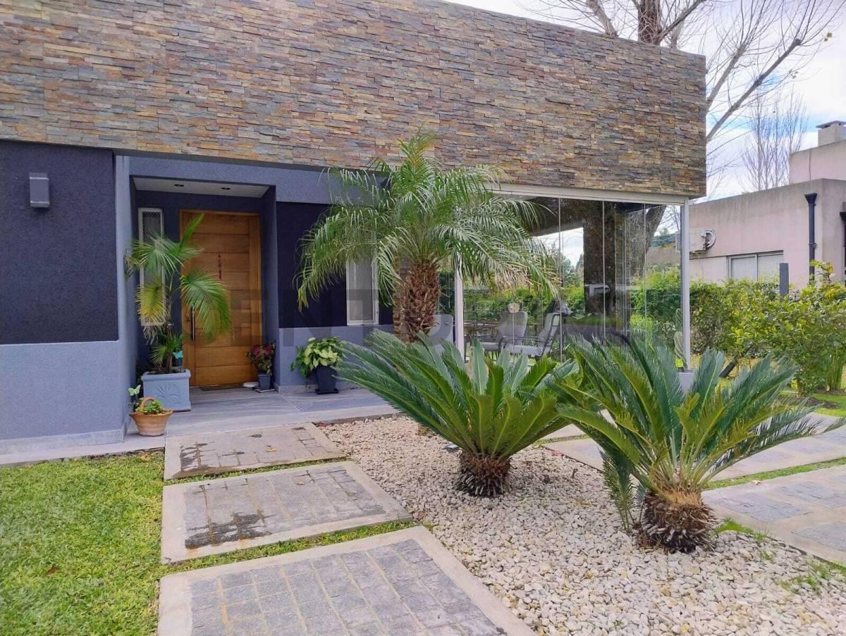 Foto de VENTA CASA CASCO DE ALVAREZ- 4 AMBIENTES- PARQUE -PILETA, imagen 2