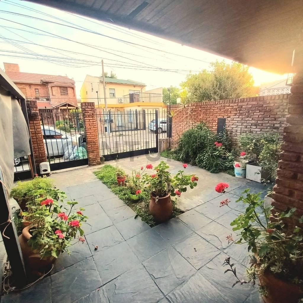 Foto de VENTA CASA 4 AMBIENTES - PADUA CENTRO - CON PARQUE Y PILETA, imagen 2