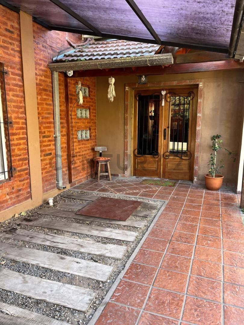 Foto de VENTA CASA 4 AMBIENTES CON PILETA Y QUINCHO EN UDAONDO. FINANCIACION, imagen 1