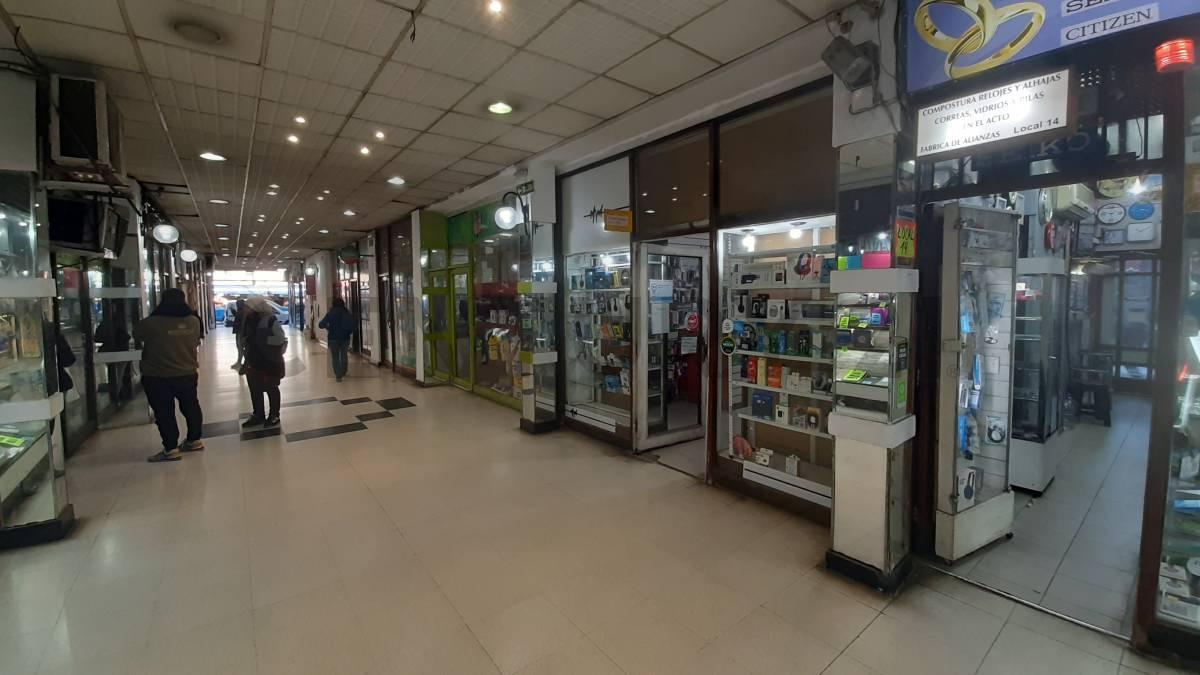 Foto de VENTA LOCAL COMERCIAL- LINIERS - CON DEPOSITO, imagen 3