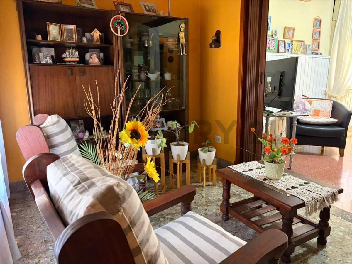Foto de VENTA CASA 3 AMBIENTES CON COCHERA CASTELAR NORTE, imagen 1