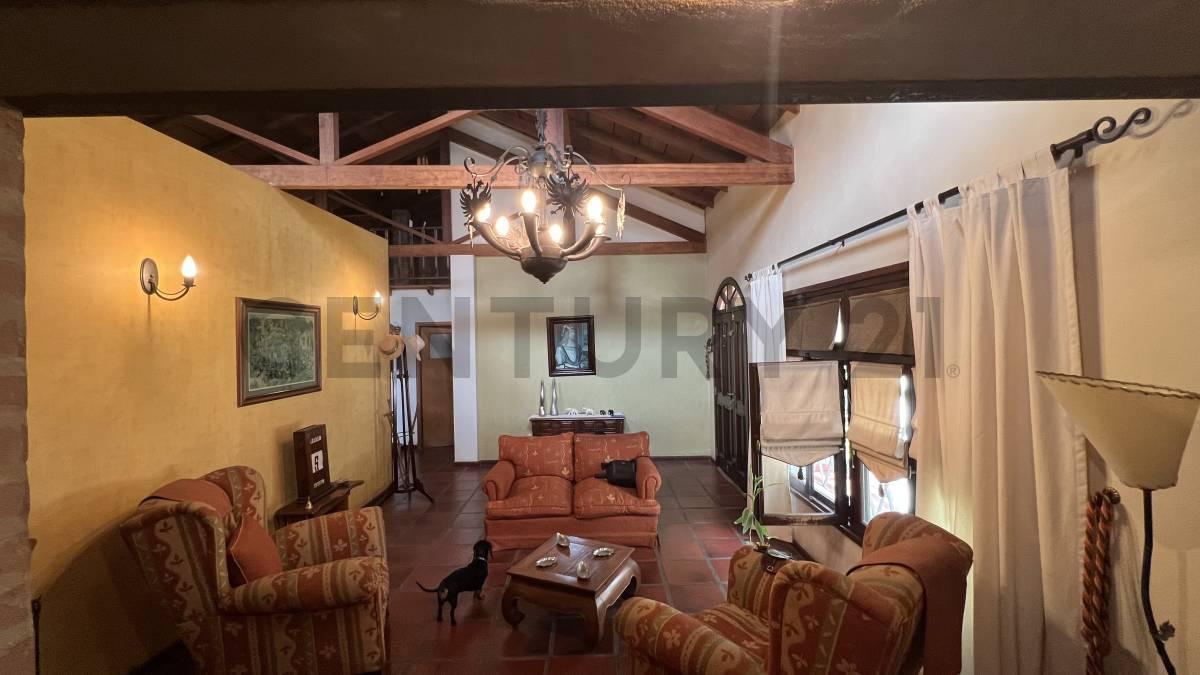 Foto de VENTA CASA 6 AMBIENTES - PISCINA - GARAGE 2 AUTOS - HAEDO, imagen 2
