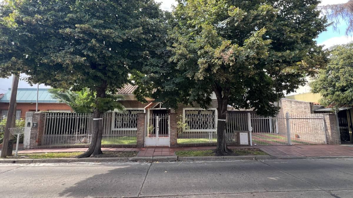 Foto de VENTA CASA 6 AMBIENTES - PISCINA - GARAGE 2 AUTOS - HAEDO, imagen 1