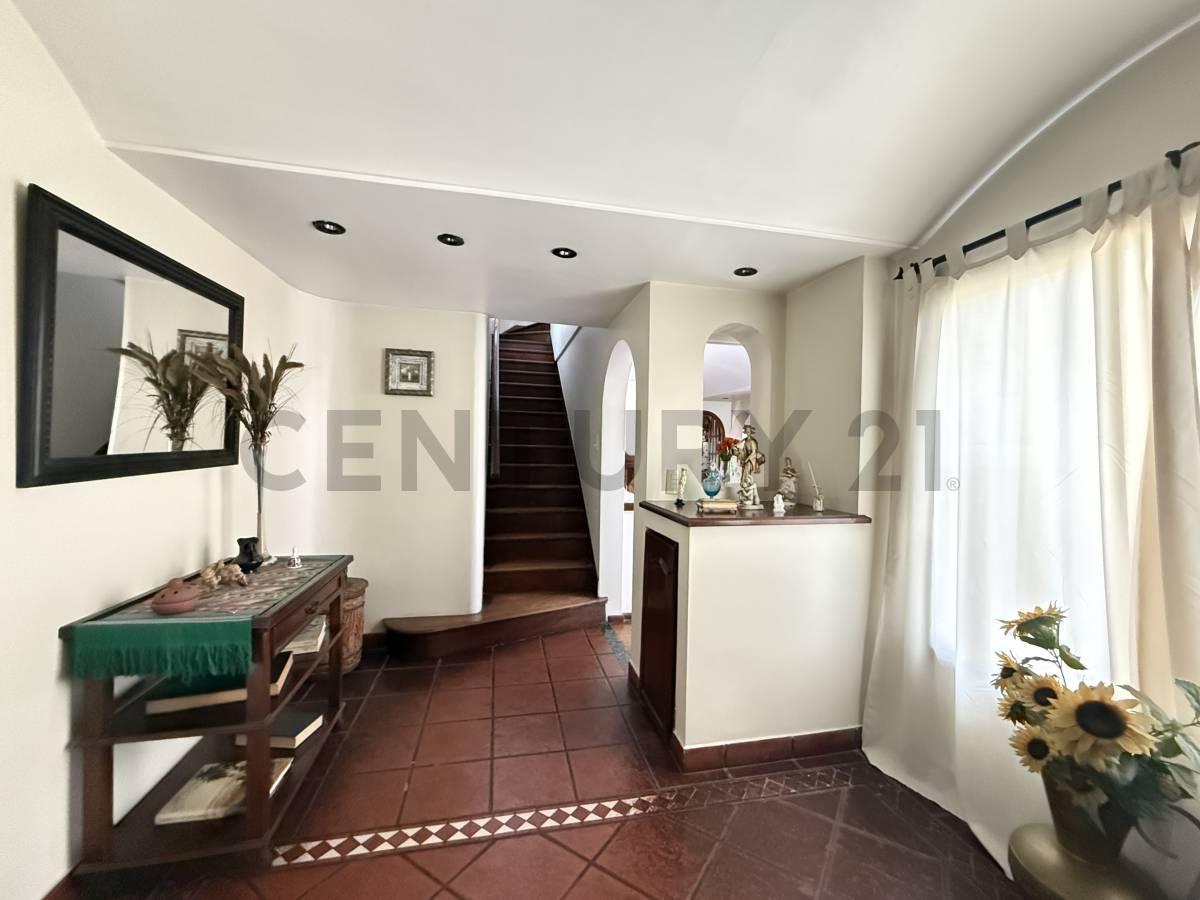 Foto de Venta Casa 6 ambientes en Castelar Norte con pileta, imagen 1