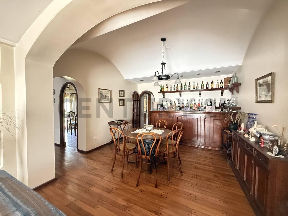 Foto de Venta Casa 6 ambientes en Castelar Norte con pileta, imagen 3