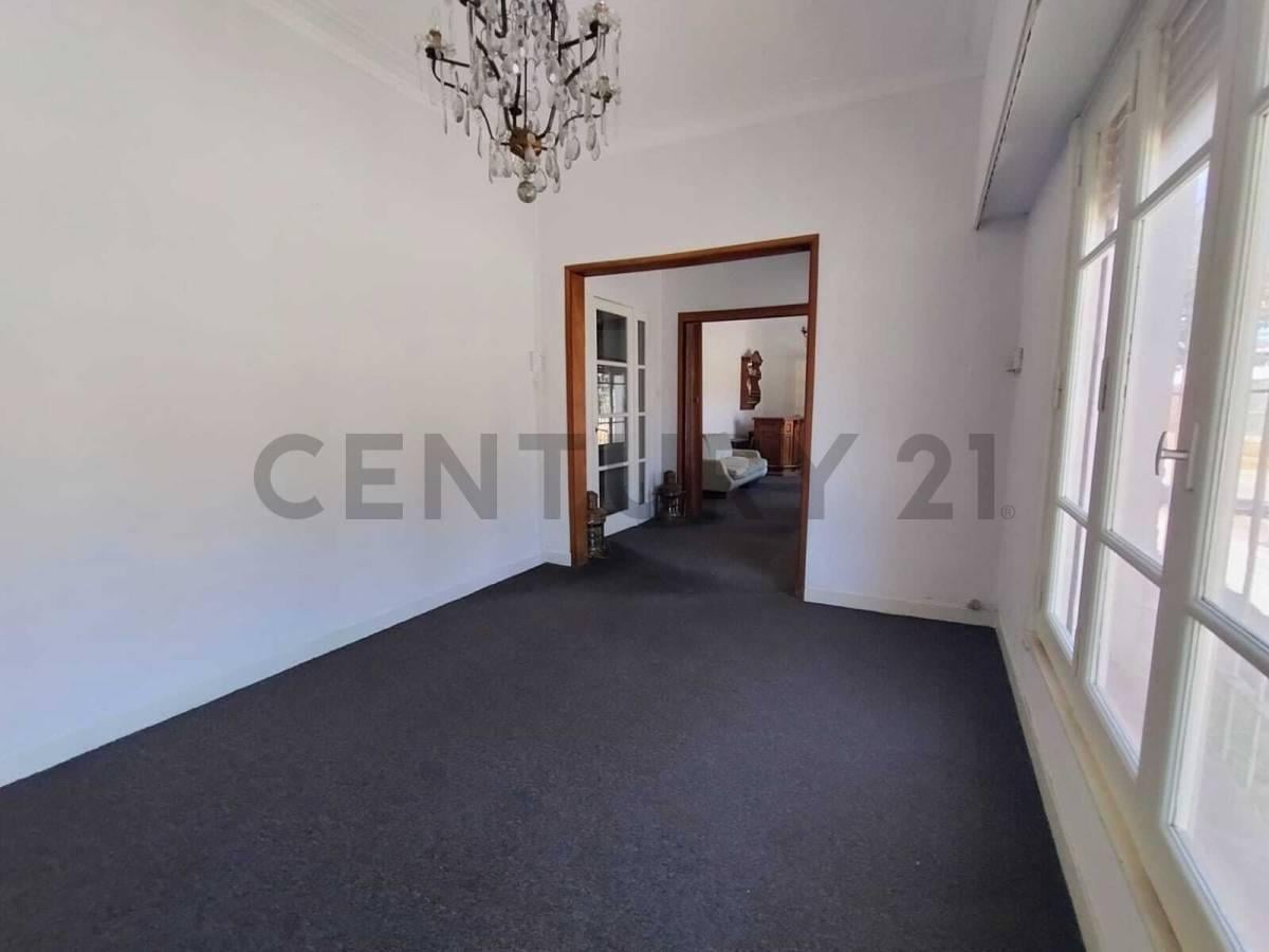 Foto de VENTA CASA 4 AMBIENTES MORON CENTRO APTO PROFESIONAL/ IDEAL, imagen 2