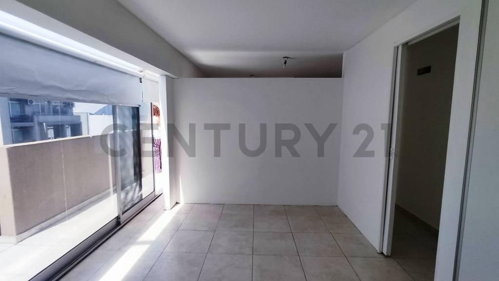Foto de VENTA DEPARTAMENTO 2 AMBIENTES CON TERRAZA Y BALCON al frente - MORON, imagen 2