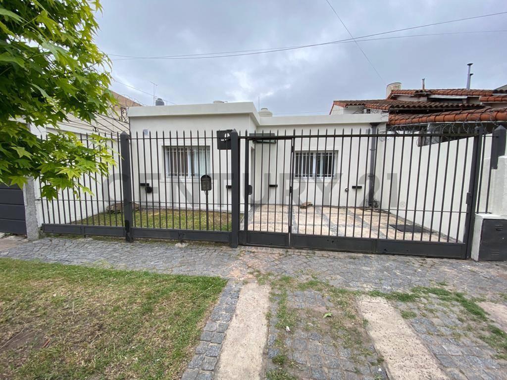 Foto de Casa en Castelar Norte | Jardín + cochera | Lote propio, imagen 1