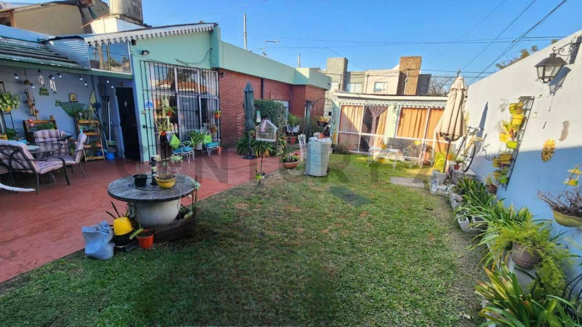 Foto de Casa 5 ambientes con cochera y fondo libre a metros del centro de, imagen 2