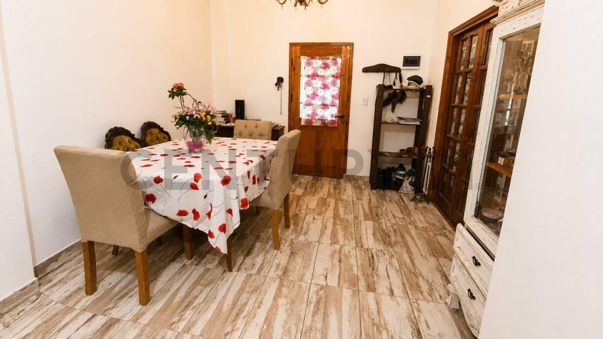 Foto de VENTA CASA 4 AMBIENTES, DOBLE PATIO Y GARAGE, EN CASEROS, imagen 1