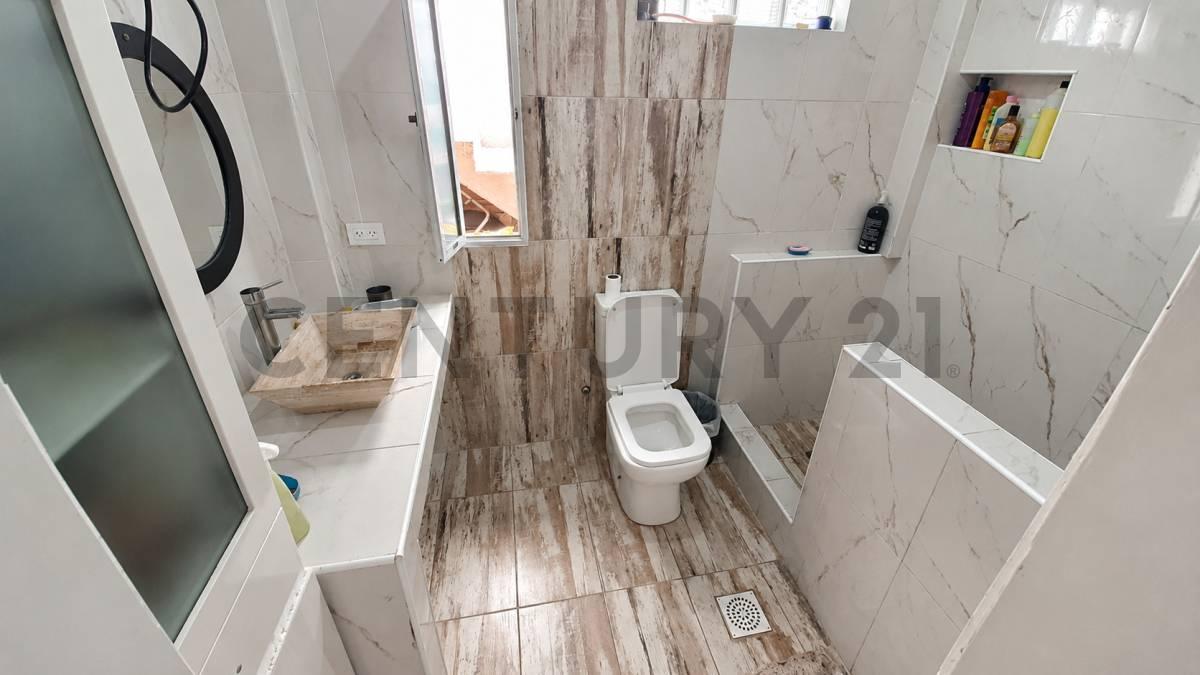 Foto de VENTA CASA 4 AMBIENTES, DOBLE PATIO Y GARAGE, EN CASEROS, imagen 2