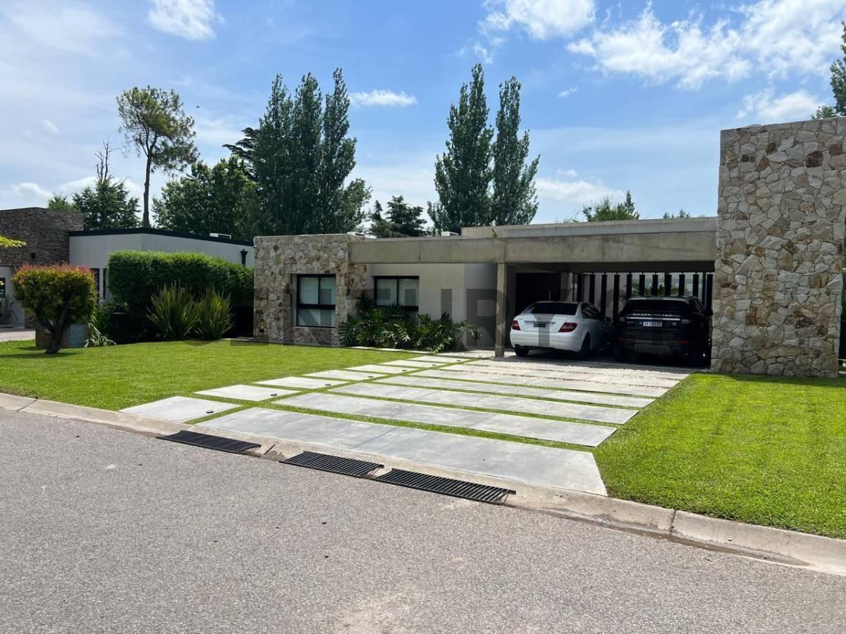 Foto de VENTA CASA CASCO DE ÁLVAREZ MORENO 4 AMBIENTES EN BARRIO CERRADO, imagen 1