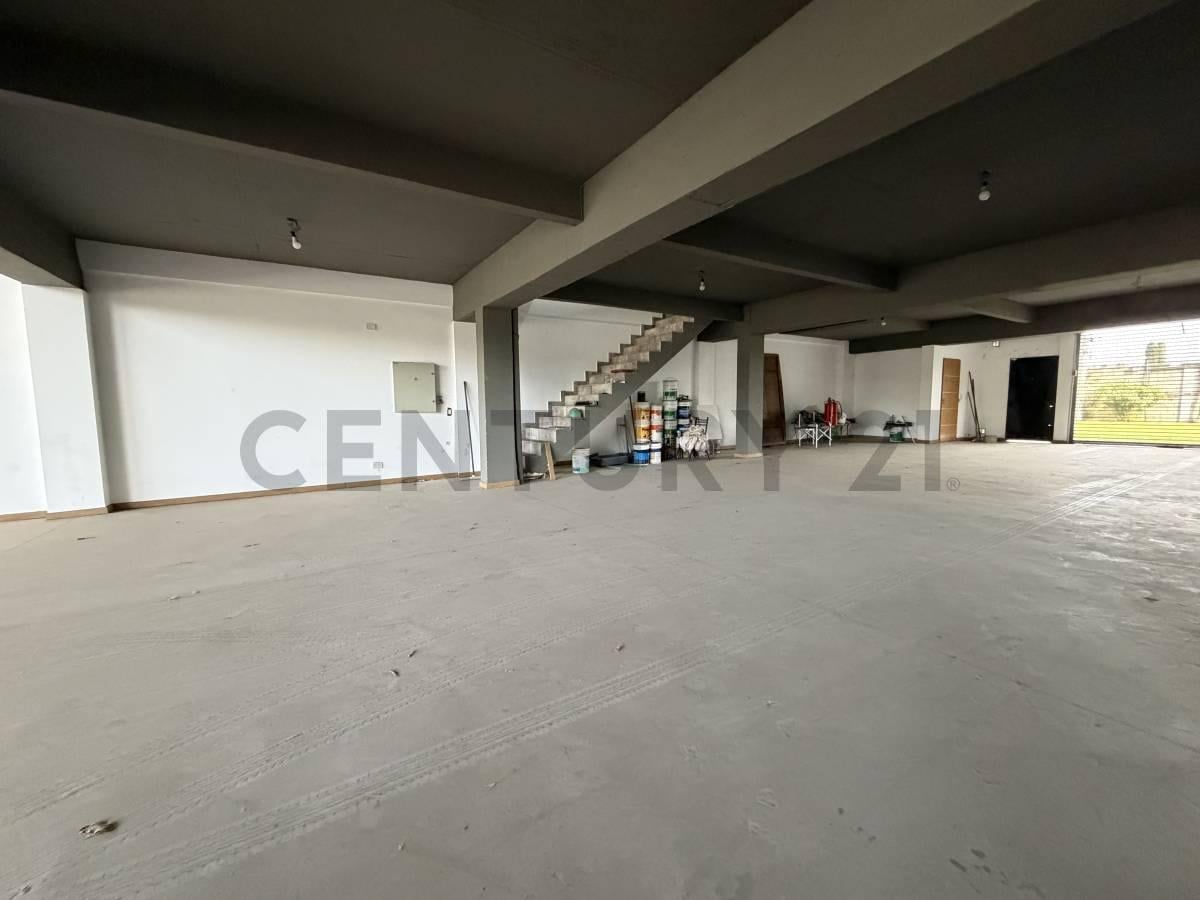 Foto de VENTA LOCAL COMERCIAL ENTREPISO ASCENSOR EN ITUZAINGÓ, imagen 2