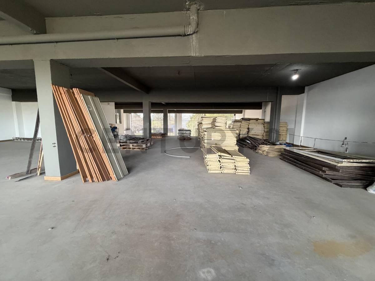 Foto de VENTA LOCAL COMERCIAL ENTREPISO ASCENSOR EN ITUZAINGÓ, imagen 3
