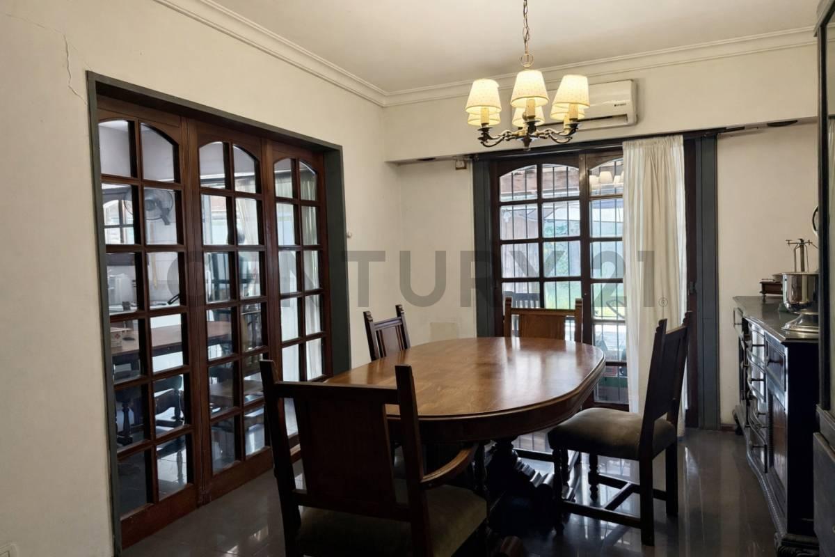 Foto de VENTA CASA DE 5 AMBIENTES CASTELAR NORTE APTO CREDITO, imagen 2