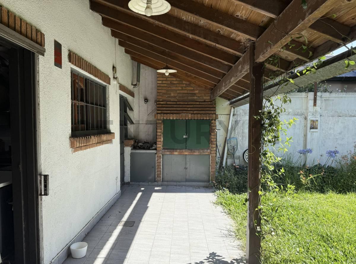Foto de VENTA CASA DE 5 AMBIENTES CASTELAR NORTE APTO CREDITO, imagen 4