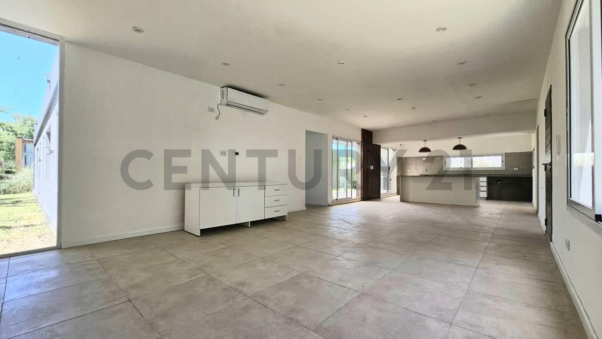 Foto de Venta Casa en barrio cerrado La Cesarina de 4 ambientes, imagen 2