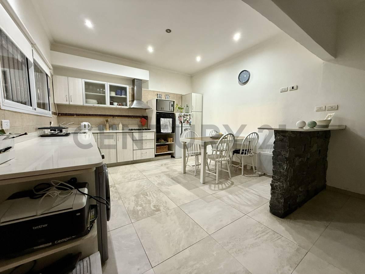 Foto de Venta PH 5 ambientes + Consultorio independiente con renta, Castelar, imagen 5