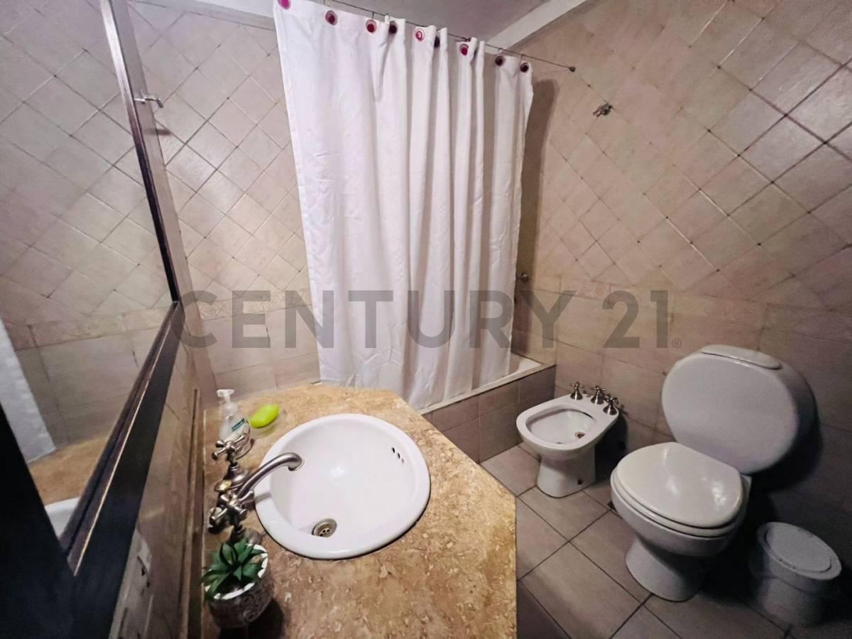 Foto de VENTA CASA 5 AMB. CON PILETA | QUINCHO | CASTELAR, imagen 4