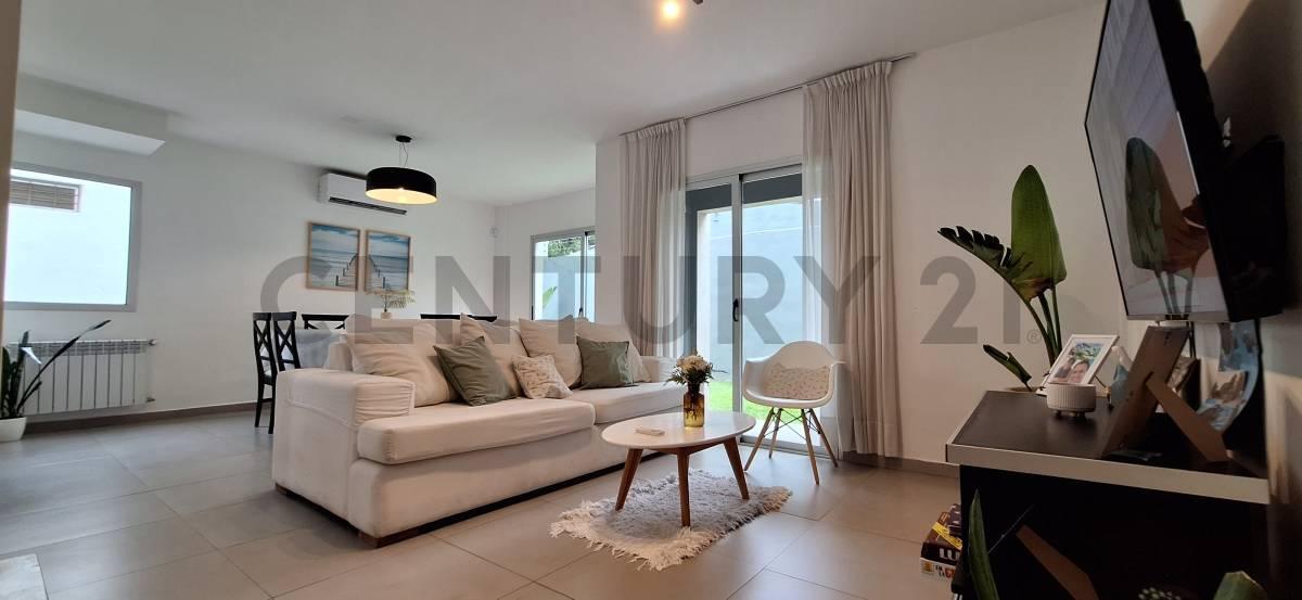 Foto de Venta Casa en complejo con pileta climatizada y jacuzzi – 4 amb, imagen 1