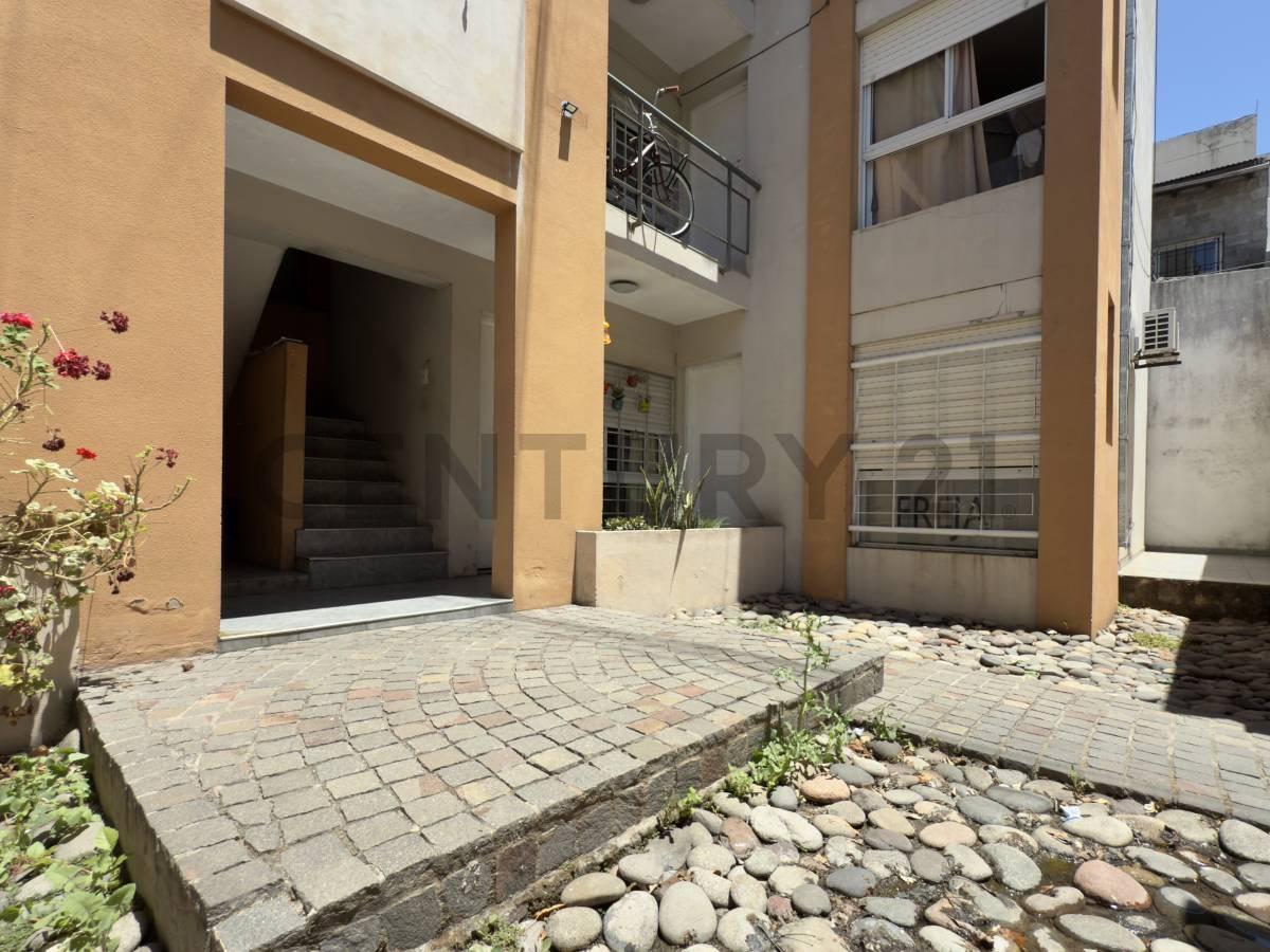 Foto de VENTA MONOAMBIENTE MORON CENTRO - Patio uso comun - Ideal inversión o, imagen 1