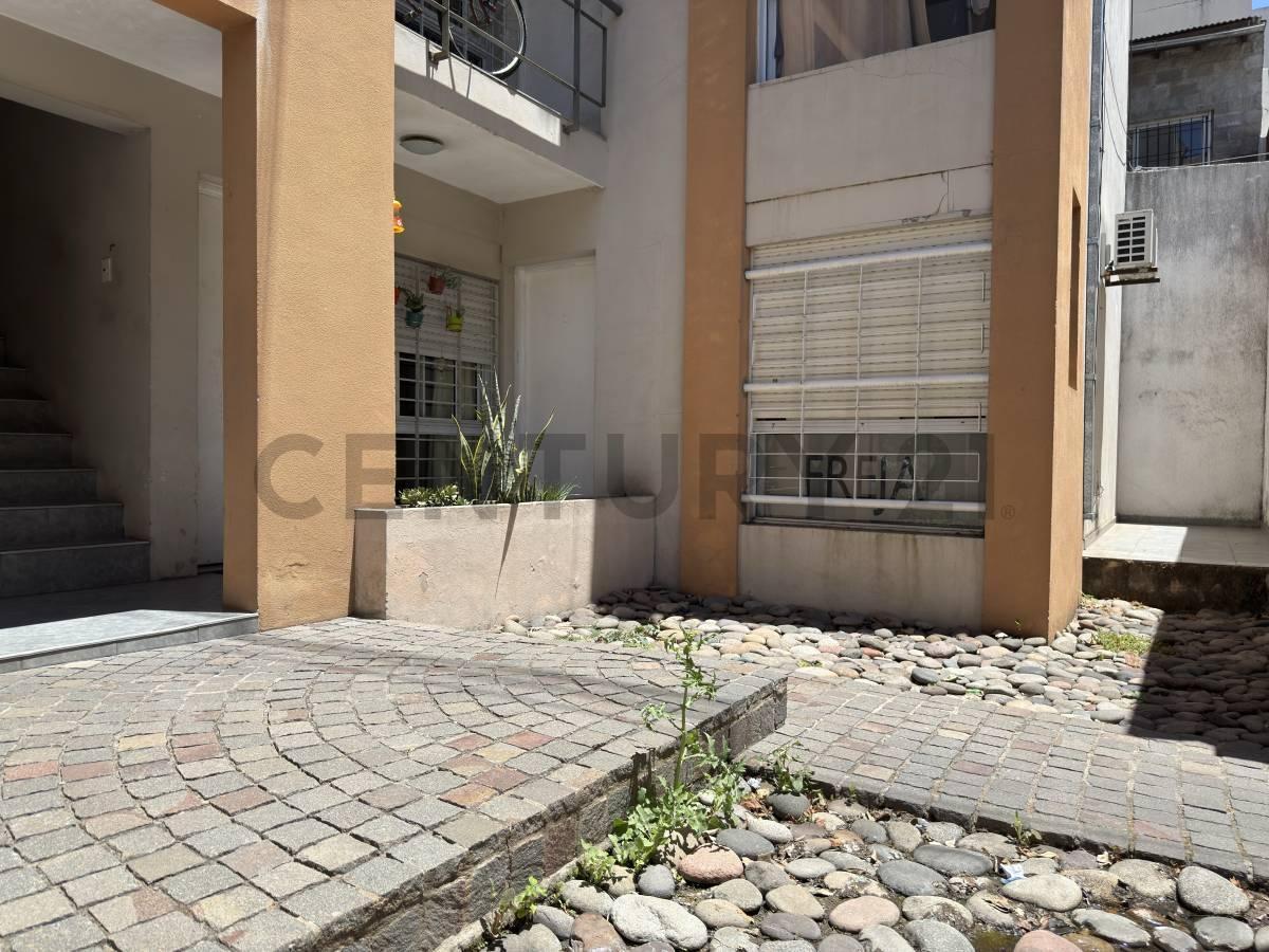 Foto de VENTA MONOAMBIENTE MORON CENTRO - Patio uso comun - Ideal inversión o, imagen 4