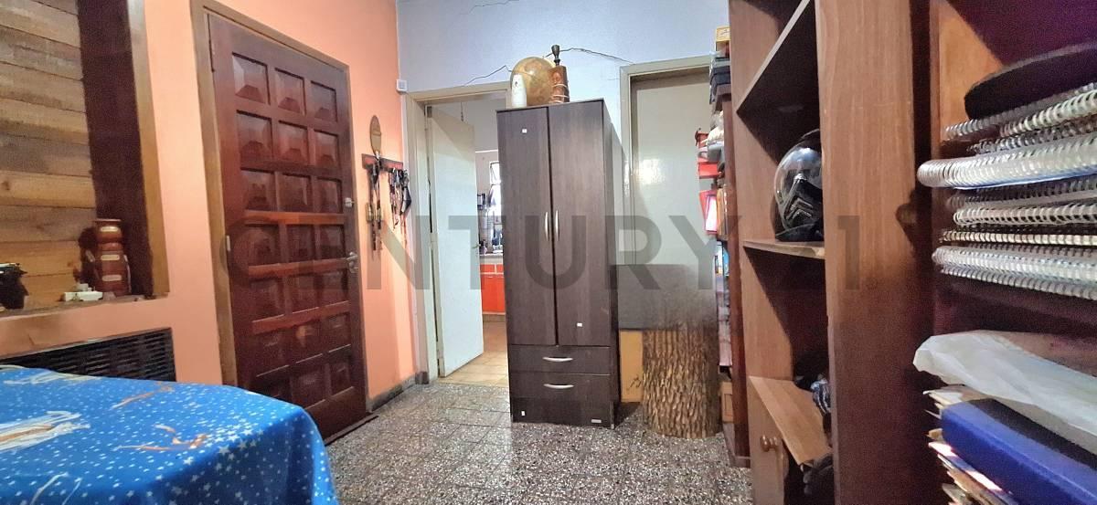 Foto de Venta de lote en esquina con casa a reciclar Castelar, imagen 5