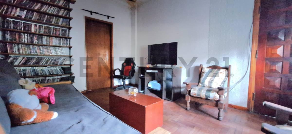 Foto de Venta de lote en esquina con casa a reciclar Castelar, imagen 4